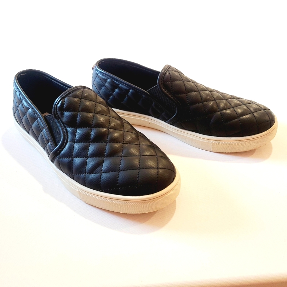 Steve Madden Ecentrcq Black Quilted Poly Slip On Sneaker EUC